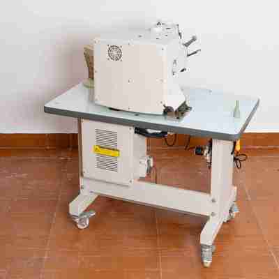 1.5-6.0mm Setting Distance Industrial Button Hole Maker Machine